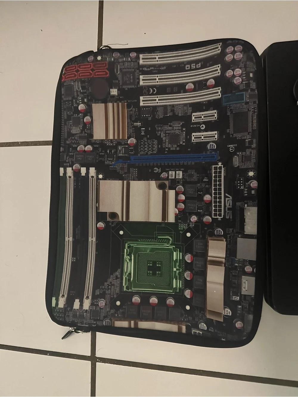 HP Laptop CHROMEBOOK, Chrome OS. (INCLUDES: CHARGER AND CASE)